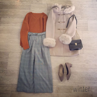 アウターを脱いでも可愛く決まる主役カラーのニットを使ったコーディネート♡　ベージュやグレーの優しい色合いでまとめて女性らしさもアピール♡