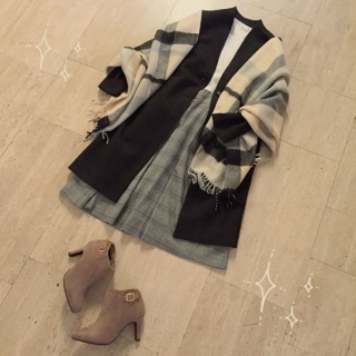 ストールを主役にしたコートスタイル♡　グレンチェックのスカートに大きめのチェックストールで柄×柄のコーディネートに♡　モノトーンで合わせてあげるとスッキリまとまるのでトライしやすい♡