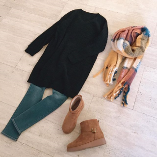 人気のニットワンピをスキニーデニム合わせでカジュアルなデイリースタイルに♪　1枚でワンピとしても着られるのでタイツを合わせてお出かけスタイルでもOK♡