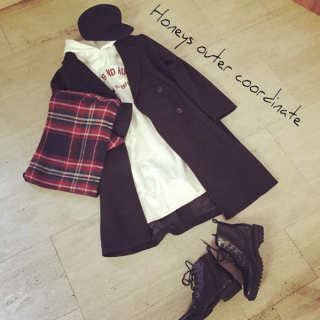 チェスターコートにロゴアイテムでほどよいストリートミックスコーデに。