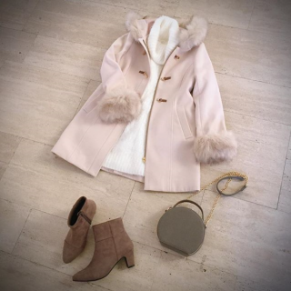 ファー付きのアウターにふわもこなニットチュニックワンピでモテスタイル♡　小物はグレージュでまとめて柔らかい雰囲気に♡