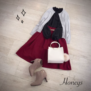 ハイネックトップスにカーデ&スカートで通勤スタイルに♡　カーデの釦はお花の形でかわいさUP♡　フレアスカートはビットベルト付きなので大人な印象に♡