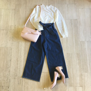 春の新作のご紹介♡　レースのハイネックプルオーバーは、肩から袖にかけてのシースルー感が春らしい♪　デニム合わせでカジュアルに。