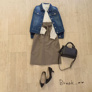 レースのハイネックを大人カジュアルなコーディネートに♡　Gジャンは肩に羽織るくらいがこなれ感が出てオシャレな雰囲気に♪