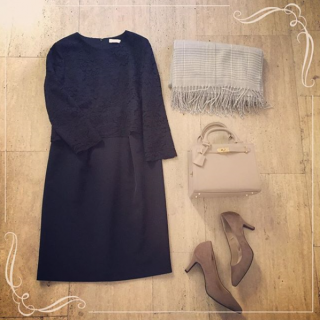 春の新作のご紹介♡　レーストップスを着ているようなワンピースは着るだけでコーデが完成する優秀アイテム♡　ストールはコーデのアクセントにもなるし、防寒対策としてもGoodなので1枚あると便利♪