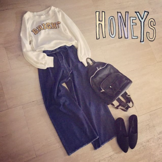 ラウンドネックでちょい肌見せなトップスはデニムワイドパンツ合わせがGood！　袖のボリュームがさらにかわいさUP♡