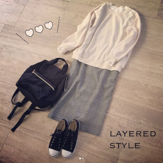 レースのハイネックプルオーバーは1枚で着るにはまだちょっと寒いけど重ね着でレースをチラ見せするだけでも可愛い♡　合わせているジャンスカはあえてスカートとして見せちゃう着こなしもGood♪