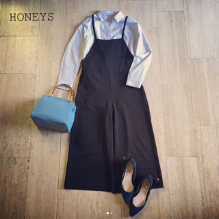 大人可愛いサロペットコーデのご紹介✨　ラクな着心地なのに合繊素材でキレイめにも着こなせる優秀アイテム♪　バックリボンがアクセントに♡