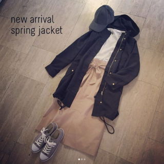 ミリタリーテイストのロングジャケットはネイビーを選べば大人なスタイリングにもぴったり！　インナーに合わせたトップスは袖のデザインがキュート♡　レースがチラ見えするデザインは女性らしさをプラスできる優れもの♡　カジュアルコーデにもきれいめスタイルにもOK♪