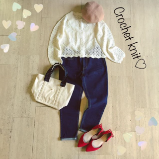 春らしいクロシェ編みニットカーデ♡　スカラップ使いや胸元の切り替えがガーリーな印象に。デニム合わせでカジュアルに着こなすのがオススメ♪