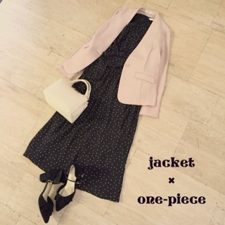 1枚で決まるワンピースにキレイめジャケットを合わせたきちんとスタイル♡　ジャケットは袖を通さずに肩に羽織ってもGood！
