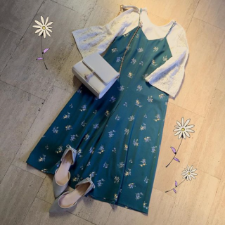 カラーベースのフラワープリントに袖レースのプルオーバーを合わせた春コーデ♡　袖レースのプルオーバーはクルーネックとVネックの前後2wayで着れるのがうれしい♪