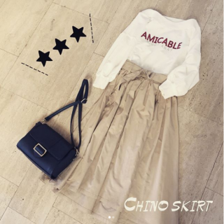 チノ素材のフレアスカートは長めの丈を選ぶと今年らしい雰囲気に♪　ボリューム袖の刺繍ロゴスウェットを合わせてガーリーカジュアルスタイルに♡