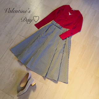 ギンガムチェックのフレアスカートに赤いトップスをあわせたフレンチシックなデートスタイルをご提案♪