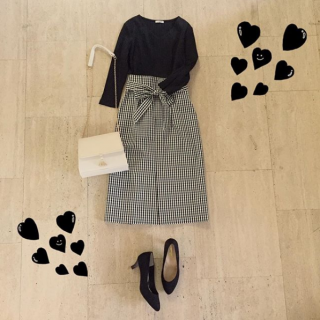ギンガムチェックのタイトスカートを主役にモノトーンでまとめたシンプルコーデ♡　パンプス合わせで大人っぽく♡　スニーカー合わせでカジュアルに落とし込むのもOK♪
