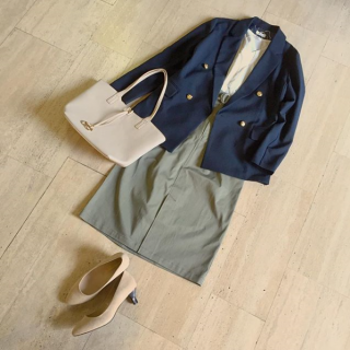 ダブルのテーラージャケットに綿系素材のタイトスカートを合わせて、トレンドを盛り込んだカジュアルオフィスコーデ。　ジャケット、スカート共に普段使いにも着回せるデザインがうれしい♡