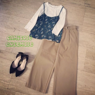 花柄キャミソールとハイネックプルオーバーのアンサンブル♡　ボトムは人気のチノワイド合わせがオススメ♡