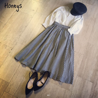 刺繍ブラウスにギンガムチェックのフレアスカートを合わせて爽やかフェミニンな春スタイリング。　どちらもコットン素材なのでナチュラルな着心地もうれしい♡