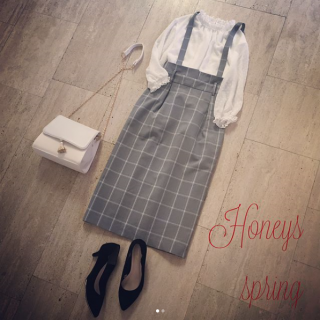 ドットの生地が可愛いハイネックブラウスは袖が透けるのでこれからの季節にピッタリ♪　サス付きボトムとの相性もGood！　ジャンスカはサスペンダーを外してウエストリボンのデザインでも着られるのでカジュアルからキレイめまでバリエーション豊富に着こなせます♡