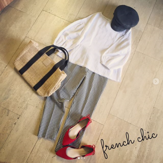 パンツはテーパードが気分♪　コットンブラウス×ギンガムチェック×赤いパンプスでフレンチカジュアルなスタイルに♡