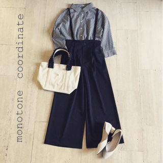 ギンガムチェックのゆるシャツを主役にコーディネート♪　サス付きのパンツを合わせればオシャレ感UP♡