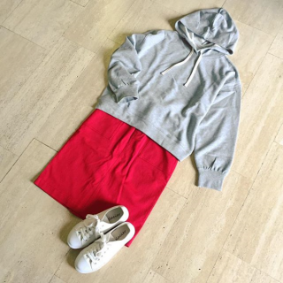 動きやすいカジュアルコーデもアカを差し色に入れることでオシャレ度がアップ☆