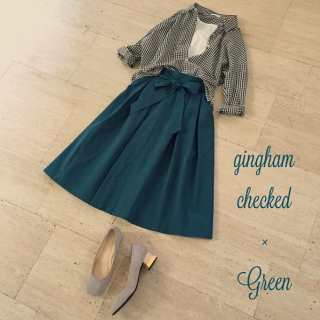 ギンガムチェックのシャツはゆるめサイズなので少し着崩すのもGood♡抜け感を出しつつボトムはリボンベルトのフレアスカートを合わせてキレイめなスタイリングに♡