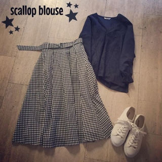 スカラップ刺繍のブラウス+ギンガムチェックのフレアスカートを合わせたトレンドスタイル♡　スニーカー合わせでカジュアルダウンするのもオススメ♡