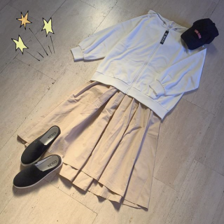 ゆったりロゴパーカーがメインのストリート風コーデはあえてスカートで可愛さをプラス。　小物は黒でかっこよくまとめて★
