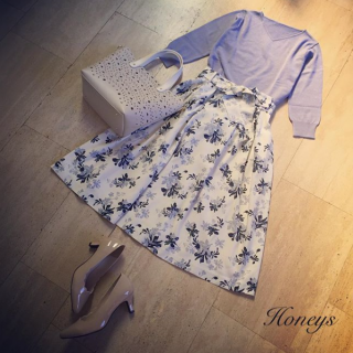 春らしさ漂う花柄スカートが主役のフェミニンコーデ♡　パープルの差し色でトレンド感をプラス♪