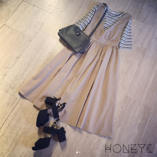 チノ素材のジャンスカでカジュアルガーリーに♪　ヒールがレースアップになったサンダルでコーデをブラッシュアップ。