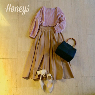 赤×ベージュの配色が大人なスカートコーデ♡　Bagで黒をきかせたら甘くなりすぎないスカートコーデの完成♪