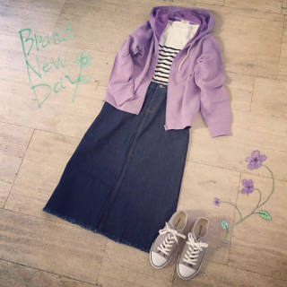 シンプルなジップパーカーはデニムとの相性も抜群！　カラー展開豊富なのもうれしい♪　パープルをチョイスで目立っちゃお♡