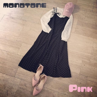 ドット柄のキャミワンピにハイネックを合わせたガーリースタイル♡　ピンクの小物でさらにガーリーさをプラスしつつもキャップを合わせてスポーティーMIXに☆