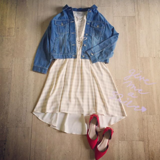 ウエストレースアップ×イレギュラーヘムが可愛いワンピースはトレンドのチェック柄をチョイス♡　ゆるめのGジャンを抜きえり風に着こなしてカジュアルダウン☺︎