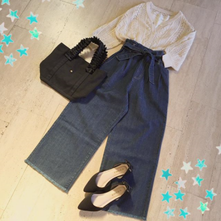 クロシェ風の編み地が可愛らしいカーデをトップスとして着用。　デニム合わせで春のカジュアルスタイルに♡