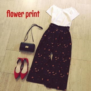 黒ベースの花柄なら甘くなりすぎないので花柄が苦手でもトライしやすくてオススメ♡　赤いパンプスの差し色が映えるシンプルにまとめた大人スタイルの完成♪