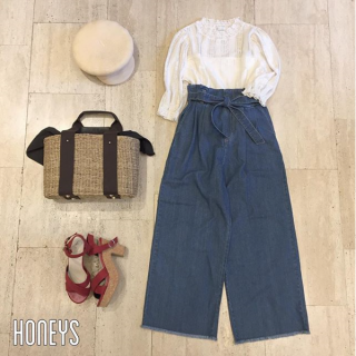 ヴィンテージ感ただようレースハイネックプルオーバーはデニムに合わせてカジュアルダウン♪　小物使いでフレンチシックな着こなしに♡