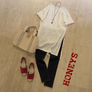 サラッと着られるTシャツワンピはデニムスキニーと合わせてシンプルにコーディネート♡　スリットが深めに入っているのがポイント♪　足元に色を差してあげるのもオススメ♡