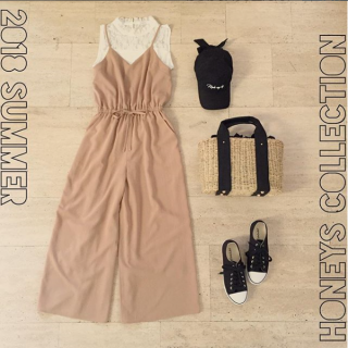 レースのハイネックタンクはメインで着ても重ね着でチラ見せしても可愛いお役立ちアイテム♡　サラッと着れちゃうオールインワンのインナーに合わせて今年らしいコーディネートに♡　小物はとことんカジュアルで合わせてスポーツMixなスタイリングに♪