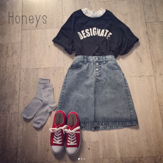 ロゴTシャツとレース使いのハイネックタンクトップがセットになったアンサンブルはそれぞれ着回せるからとってもお得♪　デニムの台形スカートにラメソックスを合わせたスポーツMixスタイルがオススメ♡