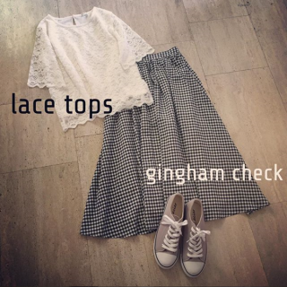 レーストップスとギンガムチェックのボトムで大人可愛いトレンドスタイルに♪