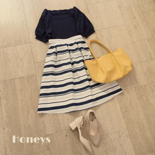 爽やかな白ベースのボーダースカートを主役にしたオフィスコーデ♡　トップスはシンプルにまとめるのがGood！　きれい色のBagをアクセントに好感度高めなガーリースタイルに♡