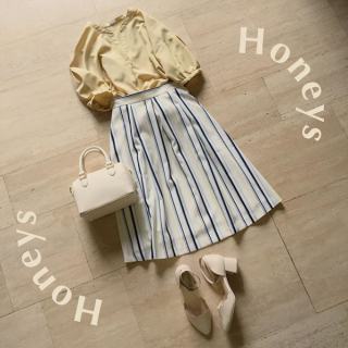 人気のスキッパーブラウスの5分袖タイプが入荷♡　ボリューム袖になっているのもポイント♡　ストライプ柄のフレアスカートに合わせてオフィス対応OKなレディスタイルに♡