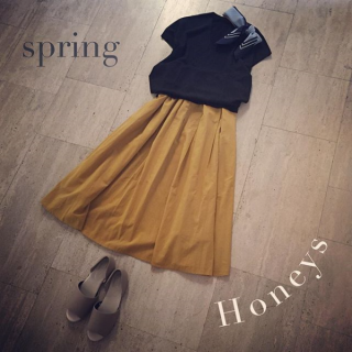 シンプルアイテムを使った大人カジュアルコーデ♡　黒トップスにカラースカート合わせが可愛い♡　無地×無地のコーディネートなので柄のスカーフをアクセントに♪