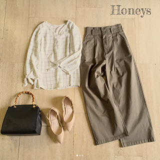 袖口がリボンディティールのブラウスはオフィスコーデだけでなくカジュアルに着こなすのもオススメ♡　カーキのワイドパンツを合わせて大人カジュアルスタイルに♡　ワイドパンツはベルト付きなので着こなしの幅も広がります♪