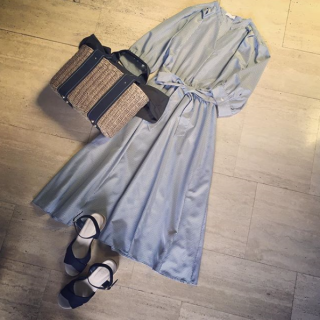 ストライプ柄が爽やかなスキッパーワンピースは長めの丈とウエストのリボンで上品にスタイルアップ♡　ふっくらボリュームのある袖もポイントに♪