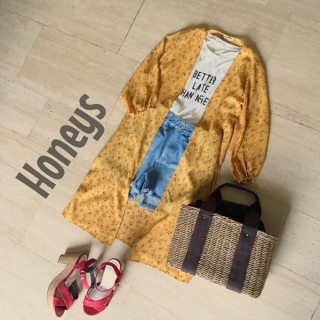 花柄ガウンとロゴプリントTシャツがセットになったアンサンブル♡　シンプルにデニムショーパンに合わせて元気いっぱいな夏先取りコーデ♡　気温の高い日はTシャツ1枚でも可愛く決まるのでオススメ♪