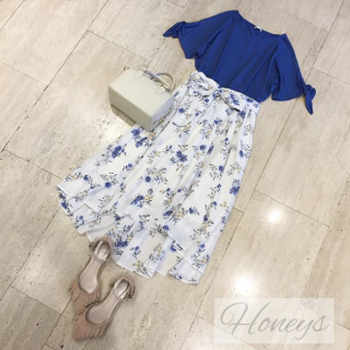 爽やかなホワイトベースの花柄スカートには、お花と同じブルーのトップスでスッキリと。　トップスはプチプラなのにUV、吸水速乾、接触冷感を兼ね備えた優秀アイテム✨　これからのシーズンに重宝間違いなし♪