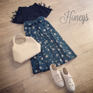 袖にリボンが付いたTシャツはスリット仕様で細見え効果◎　フレアスカート合わせでガーリーにまとめつつも足元はスニーカーを合わせてカジュアルダウンさせるのもオススメ♪